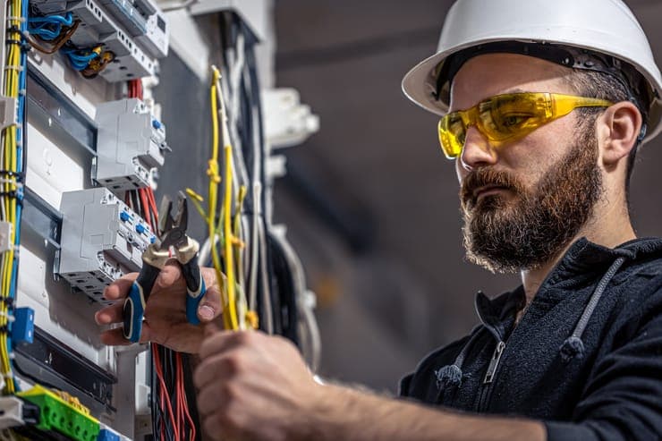 Electrical Services - Professional maintenance and facility management in Dubai